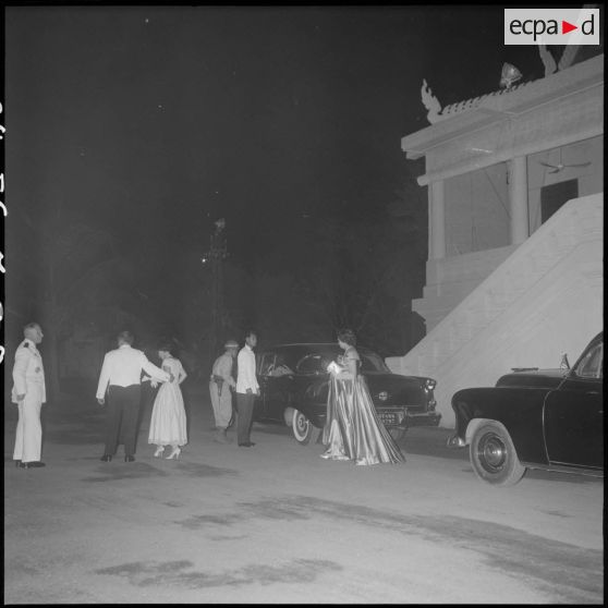 8 à 13 Arrivée du roi et de la reine du Cambodge et des autorités civiles et militaires. [description provisoire]