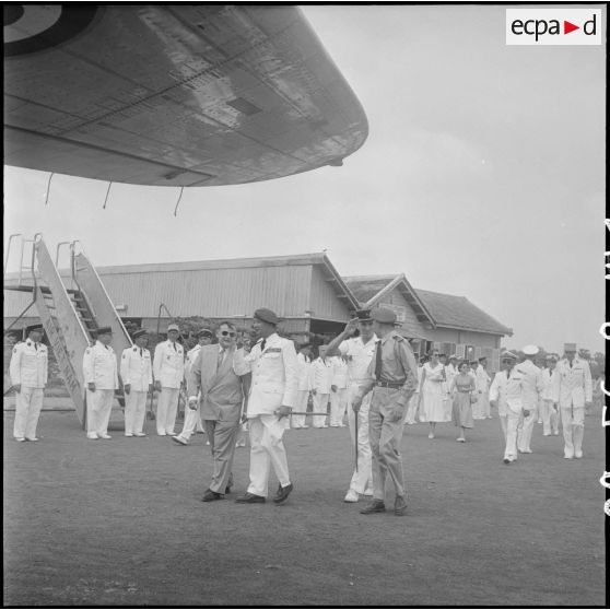 1 M. Gorce, haut-commissaire de France au Cambodge, s'entretient avec le prince Monireth, commandant l'Armée Royale Khmè [description provisoire]