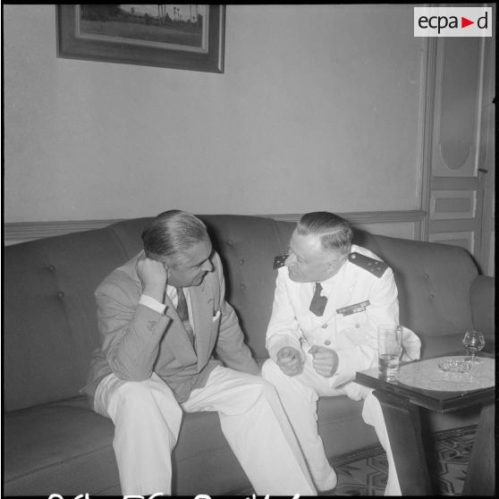 1à 2 Le général Jacquot s'entretient avec M. Laforest, secrétaire d'Etat aux Forces armées de l'Air. [description provisoire]