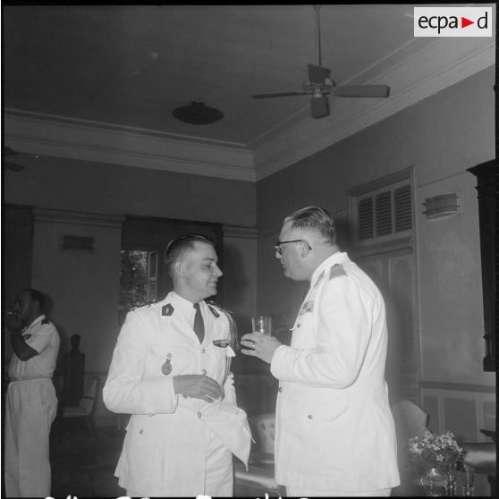 3 Conversation entre le commandant Puech, chef de cabinet du général Jacquot et le capitaine Philippona, aide de camp. [description provisoire]