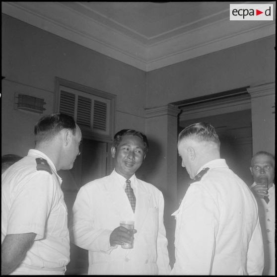 4 Entretien d'une personnalité cambodgienne avec le général Jacquot et le colonel Amiel, chef de la MMF au Cambodge. [description provisoire]