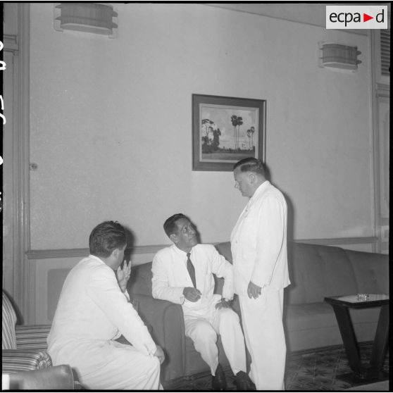 5 M. Gorce, haut-commissaire de France au Cambodge s'entretient avec M. Kim Tit, président du Conseil du Cambodge. [description provisoire]