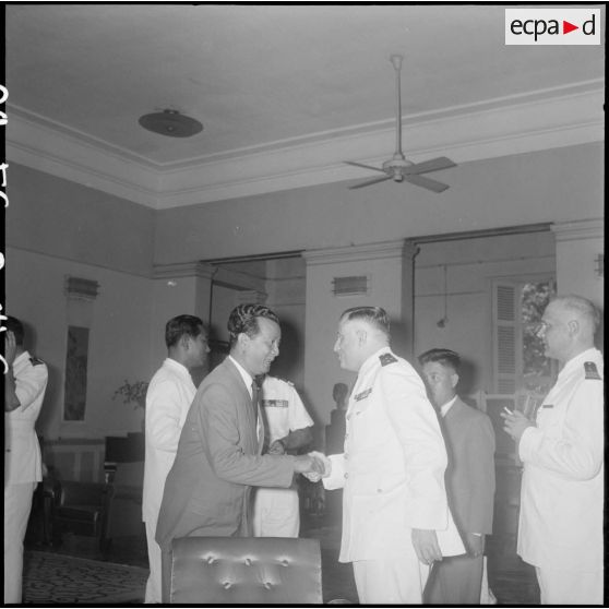 6 Le général Jacquot, commandant en chef en Indochine accueille le prince Monireth à la Maison de France. [description provisoire]
