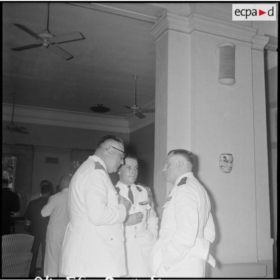 7 Le général Jacquot parle avec son chef de cabinet, le commandant Puech et son aide de camp, le capitaine Philippona. [description provisoire]