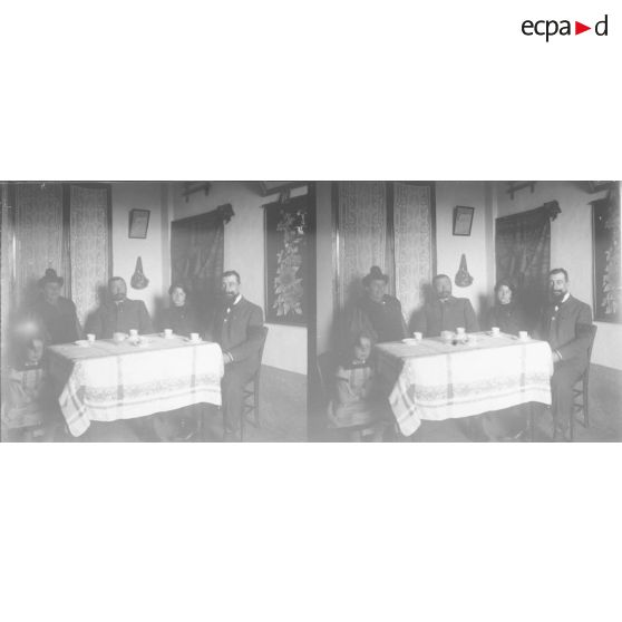 512. Intérieur, papa Renault à droite. [légende d'origine]