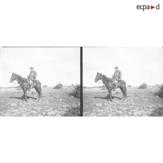 514. Papa Renault à cheval. [légende d'origine]