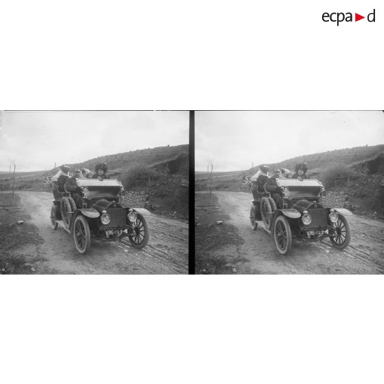 521. En automobile, de retour du moulin. [légende d'origine]