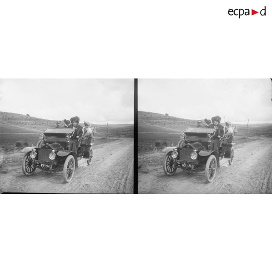 522. En automobile, de retour du moulin. [légende d'origine]