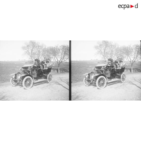 523. En automobile, de retour du moulin. [légende d'origine]