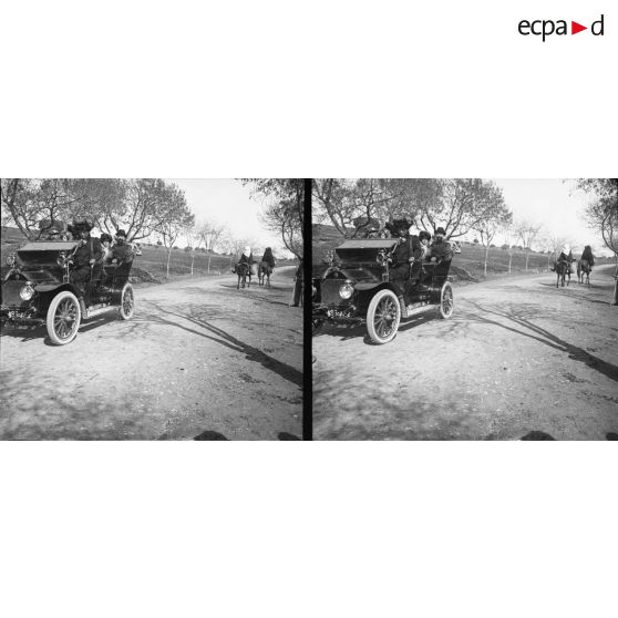 525. En automobile. Je suis dedans. [légende d'origine]