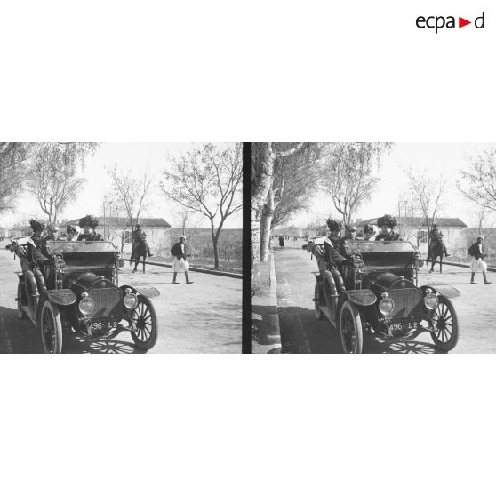 526. En automobile et papa Renault à cheval. [légende d'origine]