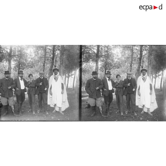 528. Groupe des employés [de] justice, papa Renault à gauche. [légende d'origine]