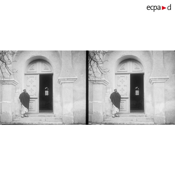 532. Le gardien est devant la porte de la mosquée. [légende d'origine]