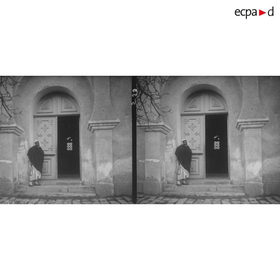 533. Le gardien est devant la porte de la mosquée. [légende d'origine]