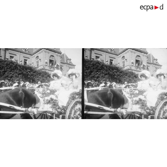 618. Bataille de Fleurs. Voiture particulière. Mademoiselles. [légende d'origine]
