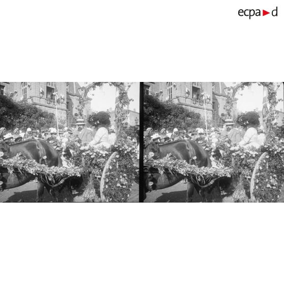 619. Bataille de Fleurs. Voiture particulière, Monsieur et Madame. [légende d'origine]