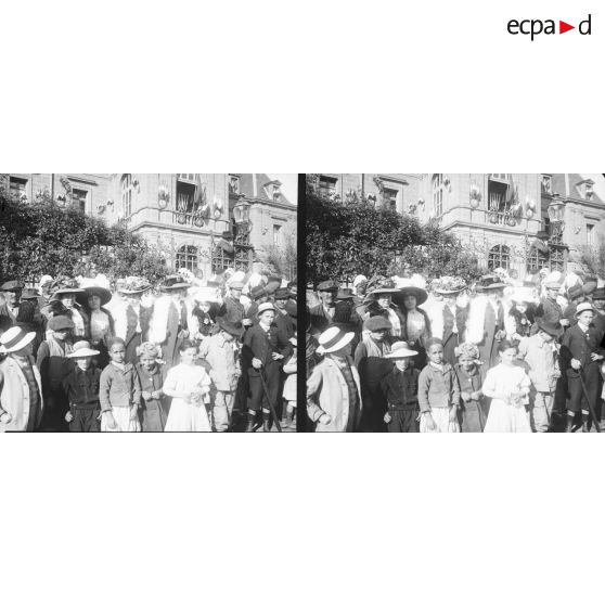 634. Bataille de Fleurs. Devant la mairie. Famille [illisible]. [légende d'origine]