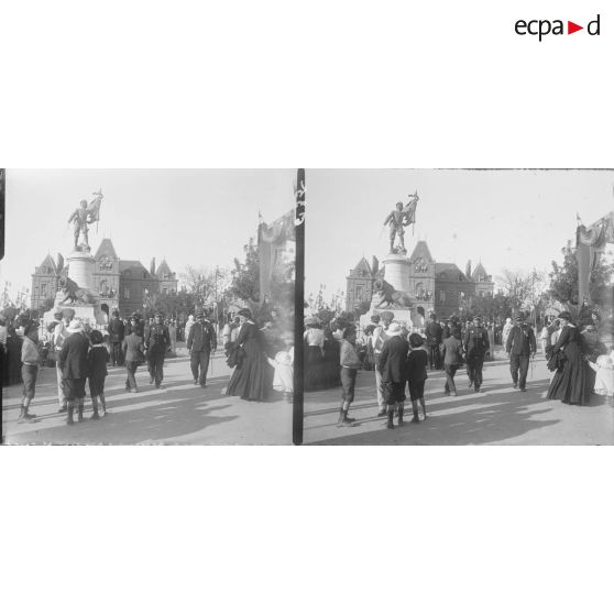 635. Bataille de Fleurs. Le monument. L'inspecteur de police. [légende d'origine]