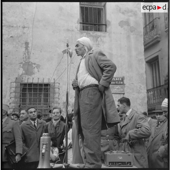 Un commerçant du quartier prend la parole.