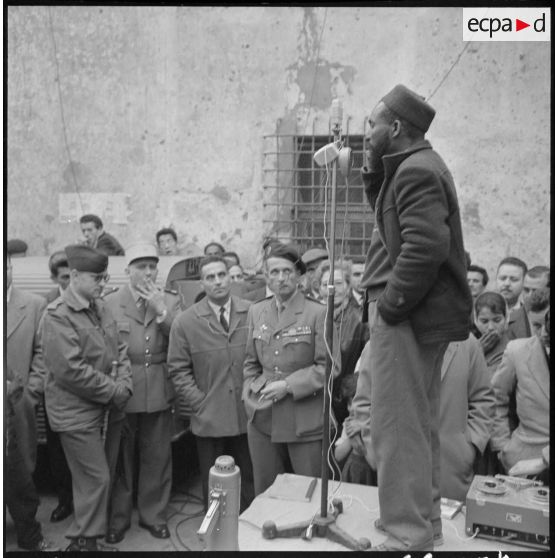 Un agent des travaux publics s'adresse à ses camarades du quartier.