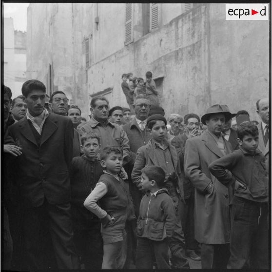 Toute la population civile assistait à cette réunion.