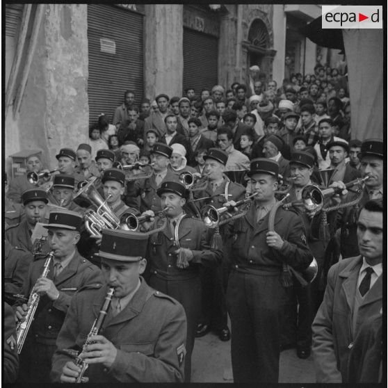 La musique de la gendarmerie mobile apportait son concours à cette réunion.