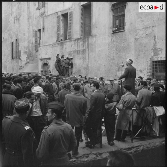 Un agent de travaux public prend la parole.