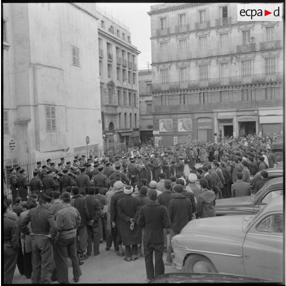 La musique de la gendarmerie mobile apportait son concours à cette réunion.
