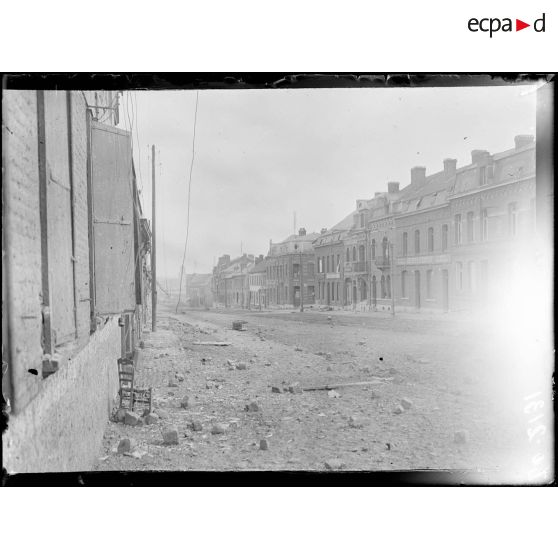 Valenciennes, dégâts causés par l'explosion d'une mine à l'entrée de la ville. [légende d'origine]