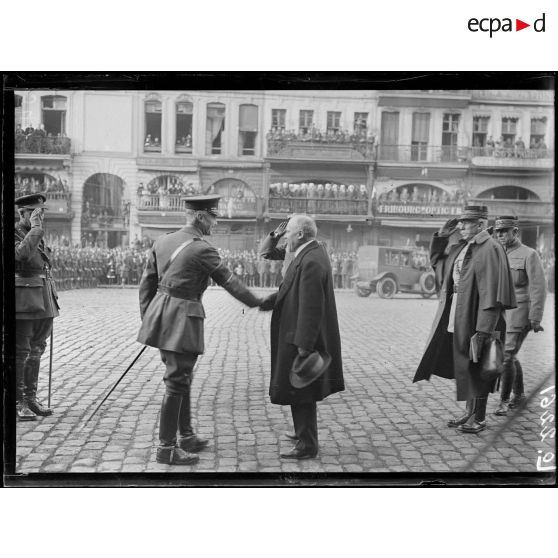 [Le président Poincaré rencontre le général Watson]. [légende d'origine]