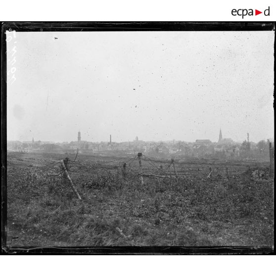 [Réseau de barbelés devant une ville.] [légende d'origine]