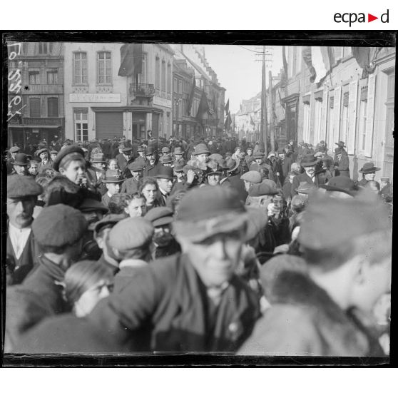 [Enghien, la foule assiste au départ des troupes allemandes] [légende d'origine]