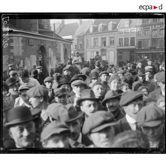 [Enghien, la foule assiste au départ des troupes allemandes] [légende d'origine]