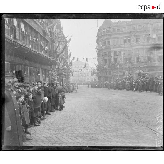 Liège, entrée des souverains belges. Les rues pavoisées. [légende d'origine]