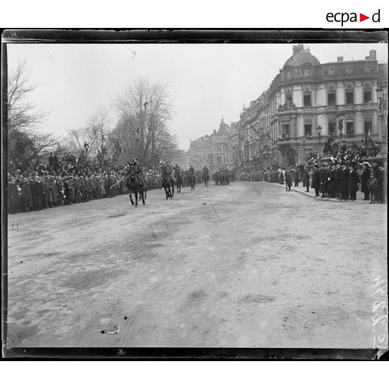 Liège, entrée des souverains belges. Le défilé des troupes. [légende d'origine]