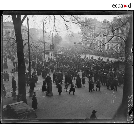 Liège, entrée des souverains belges. La foule. [légende d'origine]
