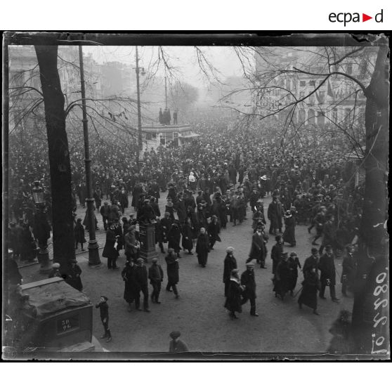Liège, entrée des souverains belges. La foule. [légende d'origine]