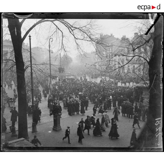 Liège, entrée des souverains belges. La foule. [légende d'origine]