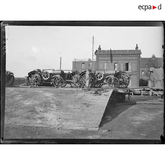 Hellemmes - Lille, tracteurs agricoles sur plateforme. [légende d'origine]
