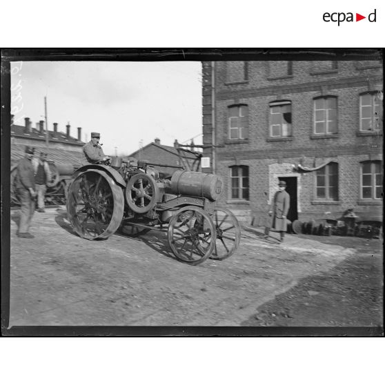 Hellemmes - Lille, tracteurs agricoles sur plateforme. [légende d'origine]