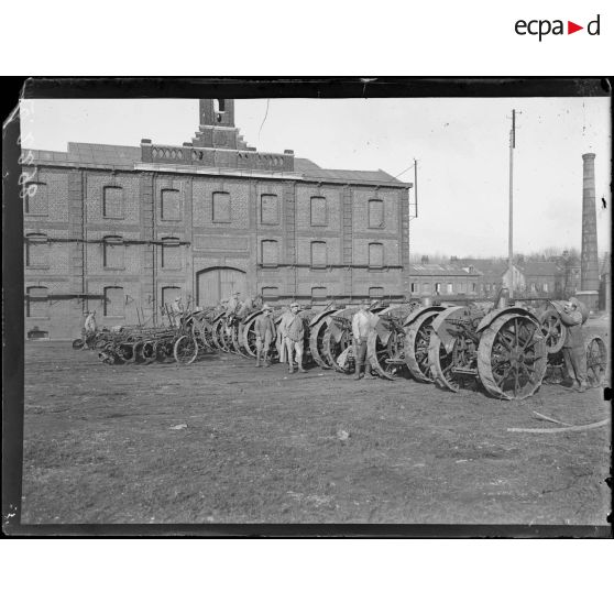 Hellemmes - Lille, tracteurs agricoles sur plateforme. [légende d'origine]