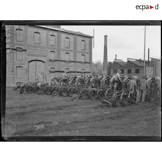 Hellemmes - Lille, tracteurs agricoles sur plateforme. [légende d'origine]