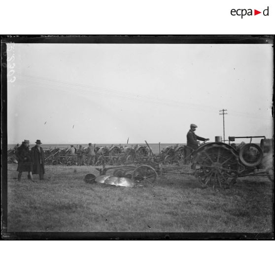 Lezennes, tracteurs agricoles installé en plein champ, en action. [légende d'origine]