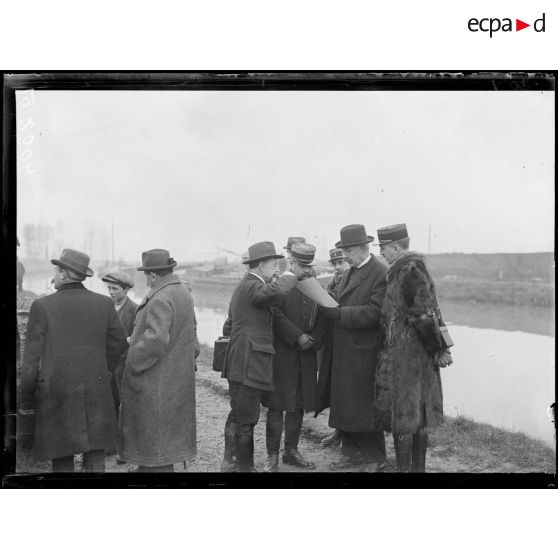 Dizy, expérience de tank Renault pour la traction des péniches sur les canaux. Avant les expériences. [légende d'origine]