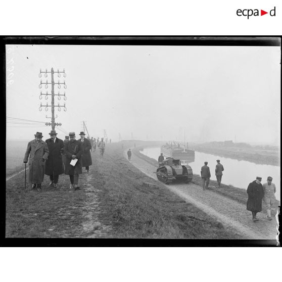 Dizy, expérience de tank Renault pour la traction des péniches sur les canaux. Un groupe. [légende d'origine]