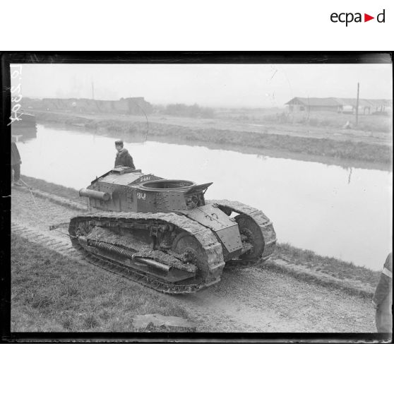 Dizy, expérience de tank Renault pour la traction des péniches sur les canaux. Le tank en action au bord du canal. [légende d'origine]