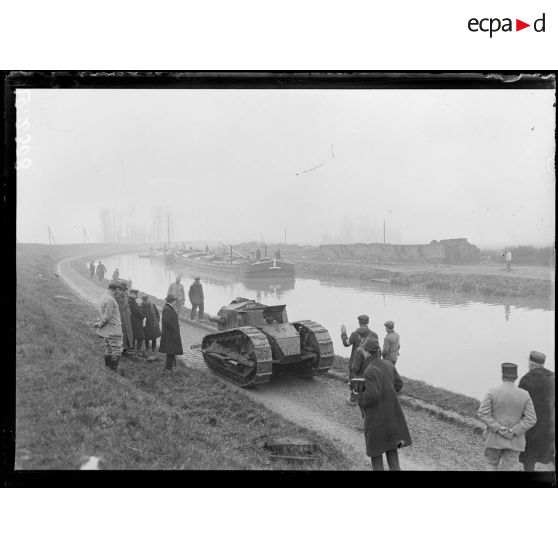 Dizy, expérience de tank Renault pour la traction des péniches sur les canaux. Pendant l'expérience. [légende d'origine]