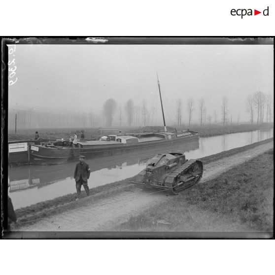 Dizy, expérience de tank Renault pour la traction des péniches sur les canaux. La péniche et son remorqueur. [légende d'origine]