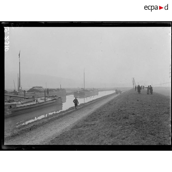 Dizy, expérience de tank Renault pour la traction des péniches sur les canaux. Le tank en marche. [légende d'origine]