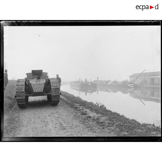 Dizy, expérience de tank Renault pour la traction des péniches sur les canaux. Le tank en action, vue avant. [légende d'origine]